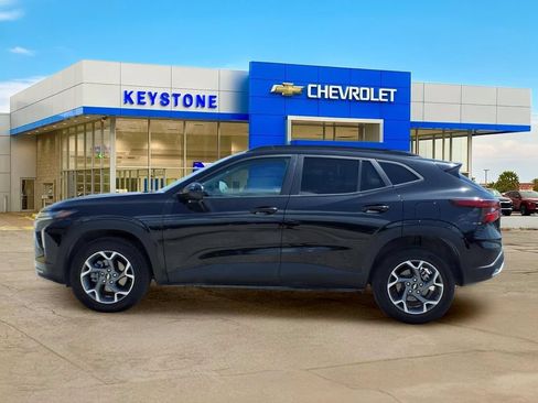 Used 2025 Chevrolet Trax LT FWD image 4