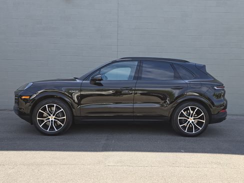Certified 2025 Porsche Cayenne E-Hybrid AWD/4WD image 2