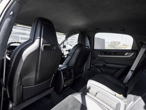 Used 2024 Porsche Cayenne Turbo GT image 40