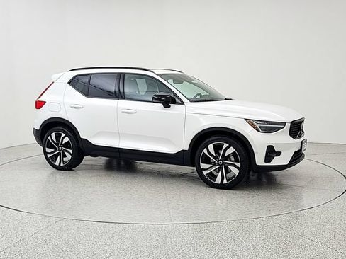 Used 2023 Volvo XC40 B5 Ultimate w/ Climate Package AWD/4WD image 3