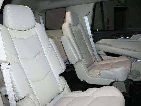 Used 2020 Cadillac Escalade Premium Luxury image 18