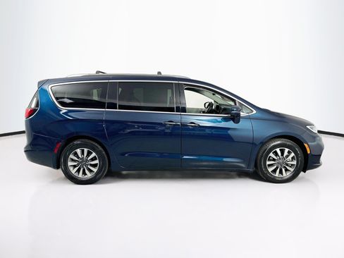 Used 2021 Chrysler Pacifica Touring-L w/ Uconnect Theater Family Group FWD image 4