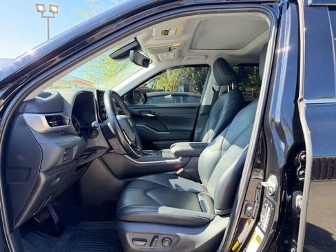 Used 2021 Toyota Highlander XLE AWD/4WD image 11