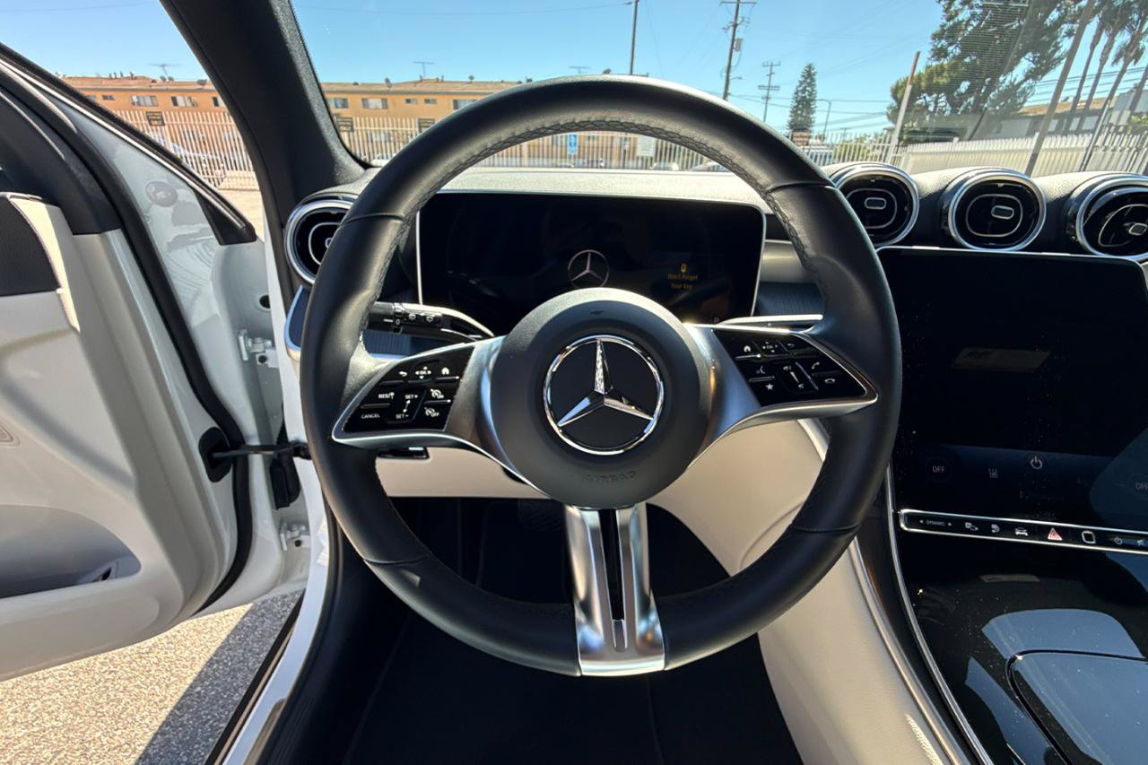 Used 2025 Mercedes-Benz GLC 350e 4MATIC image 12