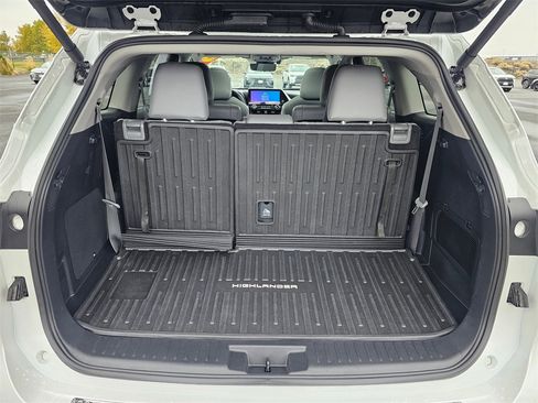 Used 2025 Toyota Highlander Platinum image 14