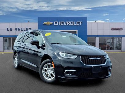 Used 2025 Chrysler Pacifica Select