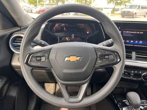 Used 2025 Chevrolet Trax LT FWD image 11