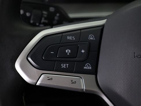 Used 2025 Volkswagen Tiguan SE AWD/4WD image 41