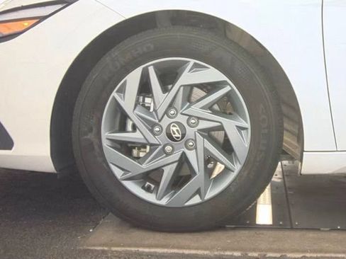 Used 2025 Hyundai Elantra Hybrid FWD image 5