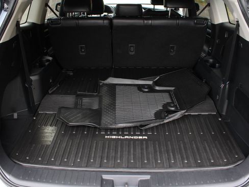 Used 2021 Toyota Highlander XLE AWD/4WD image 8