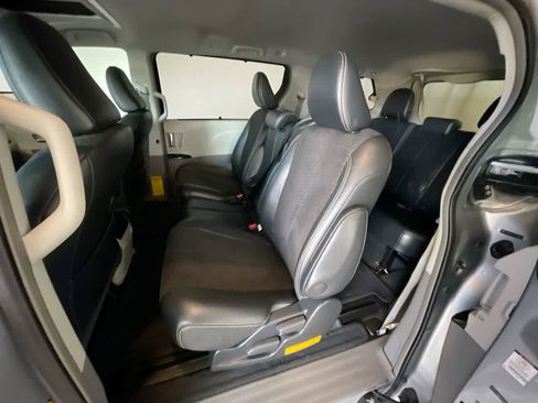 Used 2012 Toyota Sienna SE image 22