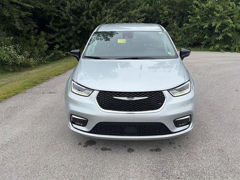 Used 2024 Chrysler Pacifica Touring-L FWD image 8