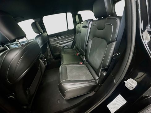 Used 2025 Jeep Grand Cherokee Altitude image 28