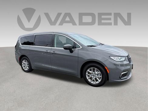 Used 2023 Chrysler Pacifica Touring-L FWD image 1