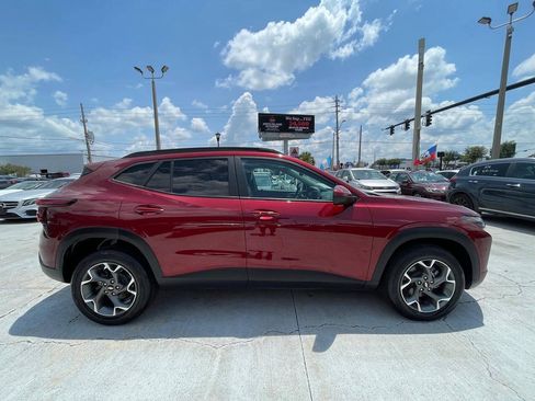 Used 2025 Chevrolet Trax LT w/ Driver Confidence Package FWD image 4