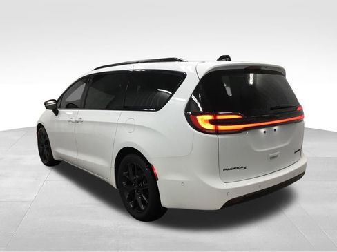 Used 2024 Chrysler Pacifica Limited w/ S Appearance Package image 13