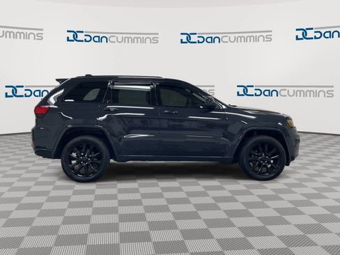 Used 2018 Jeep Grand Cherokee Altitude AWD/4WD image 9