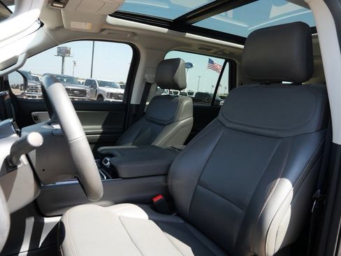 Used 2025 Ford Expedition Active AWD/4WD image 18
