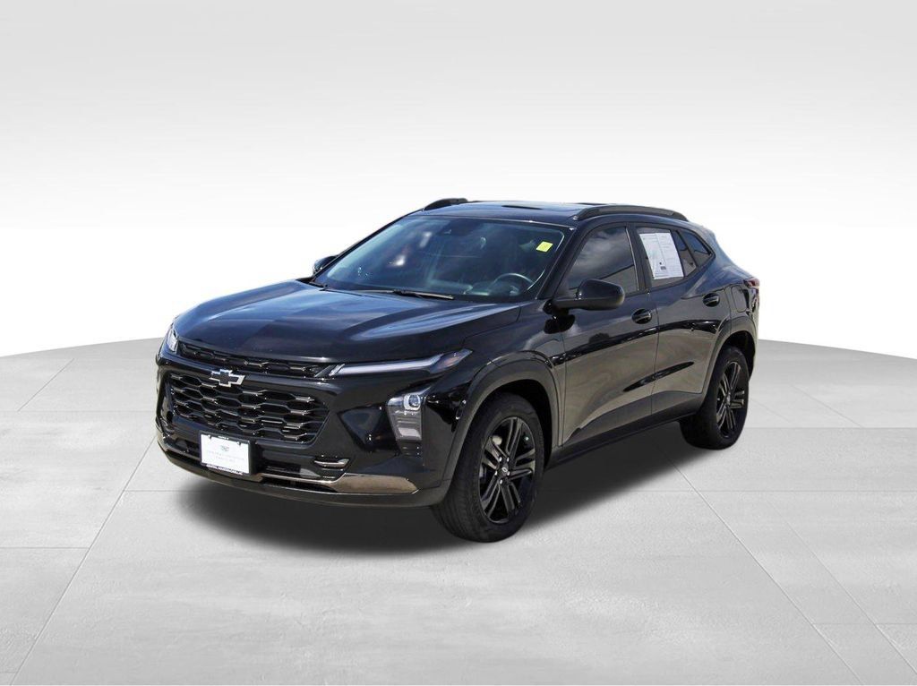 Used 2025 Chevrolet Trax ACTIV w/ Sunroof Package FWD image 2