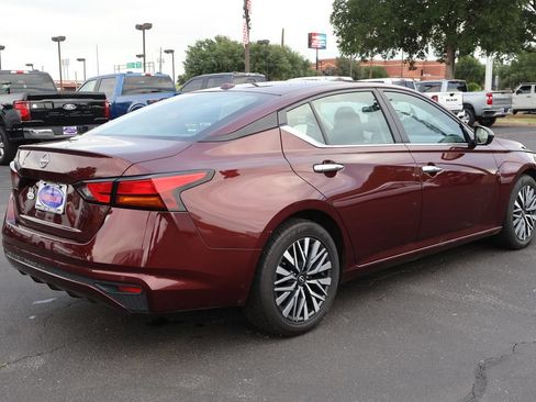 Used 2025 Nissan Altima 2.5 SV FWD image 11