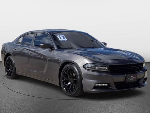 Used 2017 Dodge Charger SXT RWD image 2
