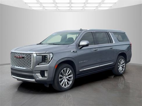 Used 2021 GMC Yukon XL Denali w/ Denali Premium Package image 3