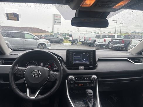 Used 2020 Toyota RAV4 XLE image 4