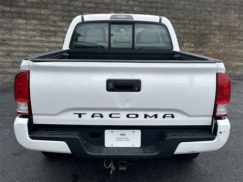 Used 2017 Toyota Tacoma SR image 6