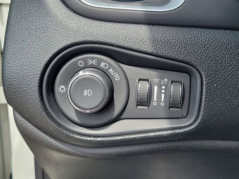 Used 2019 Jeep Renegade Latitude w/ Popular Equipment Group image 19