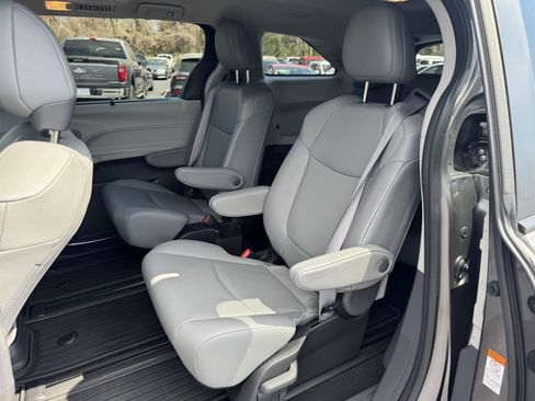 Used 2024 Toyota Sienna XLE image 31