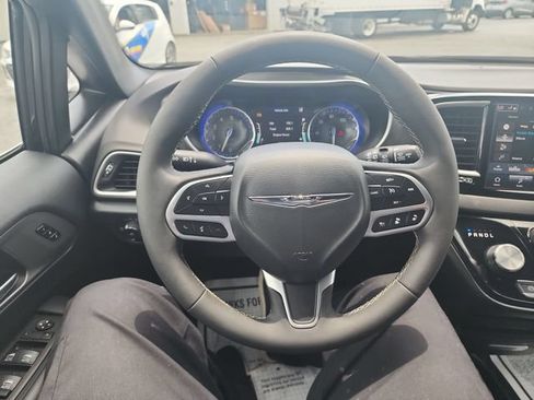 Used 2025 Chrysler Pacifica Select FWD image 13