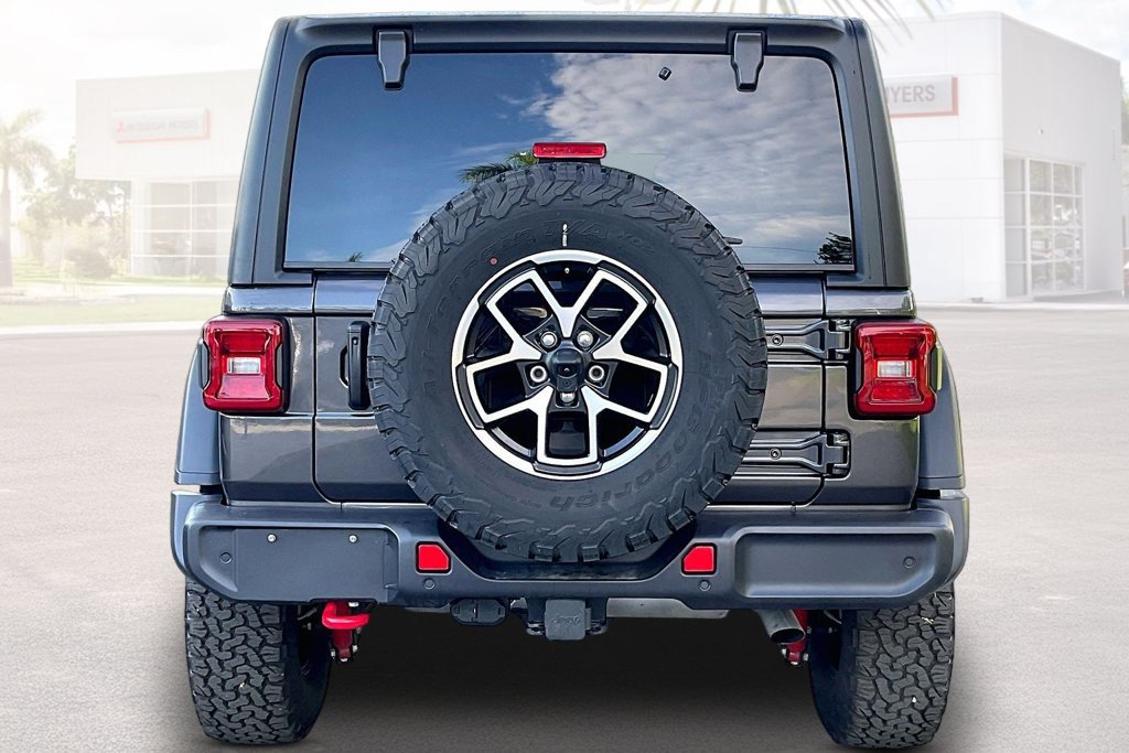 Used 2025 Jeep Wrangler Unlimited Rubicon w/ Convenience Group AWD/4WD image 16