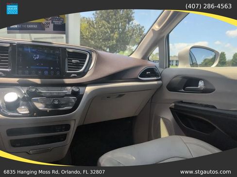 Used 2017 Chrysler Pacifica Touring-L Plus FWD image 18