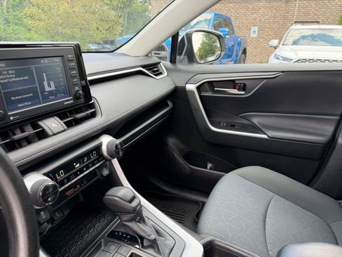 Used 2021 Toyota RAV4 XLE w/ Convenience Package FWD image 11