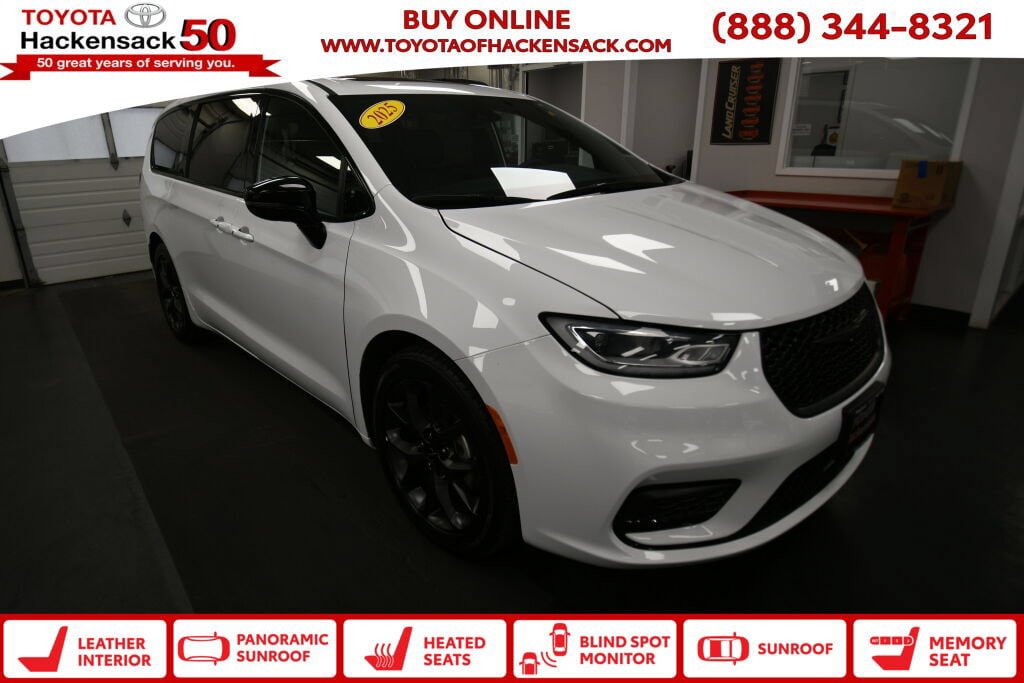 Used 2025 Chrysler Pacifica Limited FWD image 1