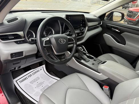Used 2022 Toyota Highlander XLE image 6
