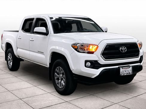 Used 2017 Toyota Tacoma SR5 w/ Tow Package RWD image 2