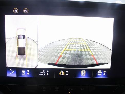 Used 2024 Chevrolet Colorado Trail Boss w/ Technology Package image 4