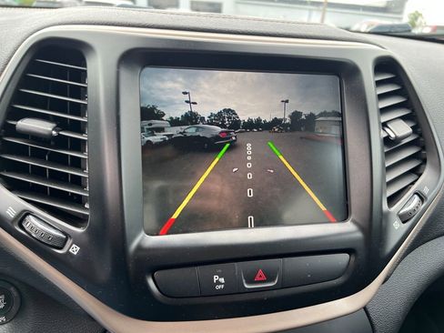 Used 2018 Jeep Cherokee Limited FWD image 22