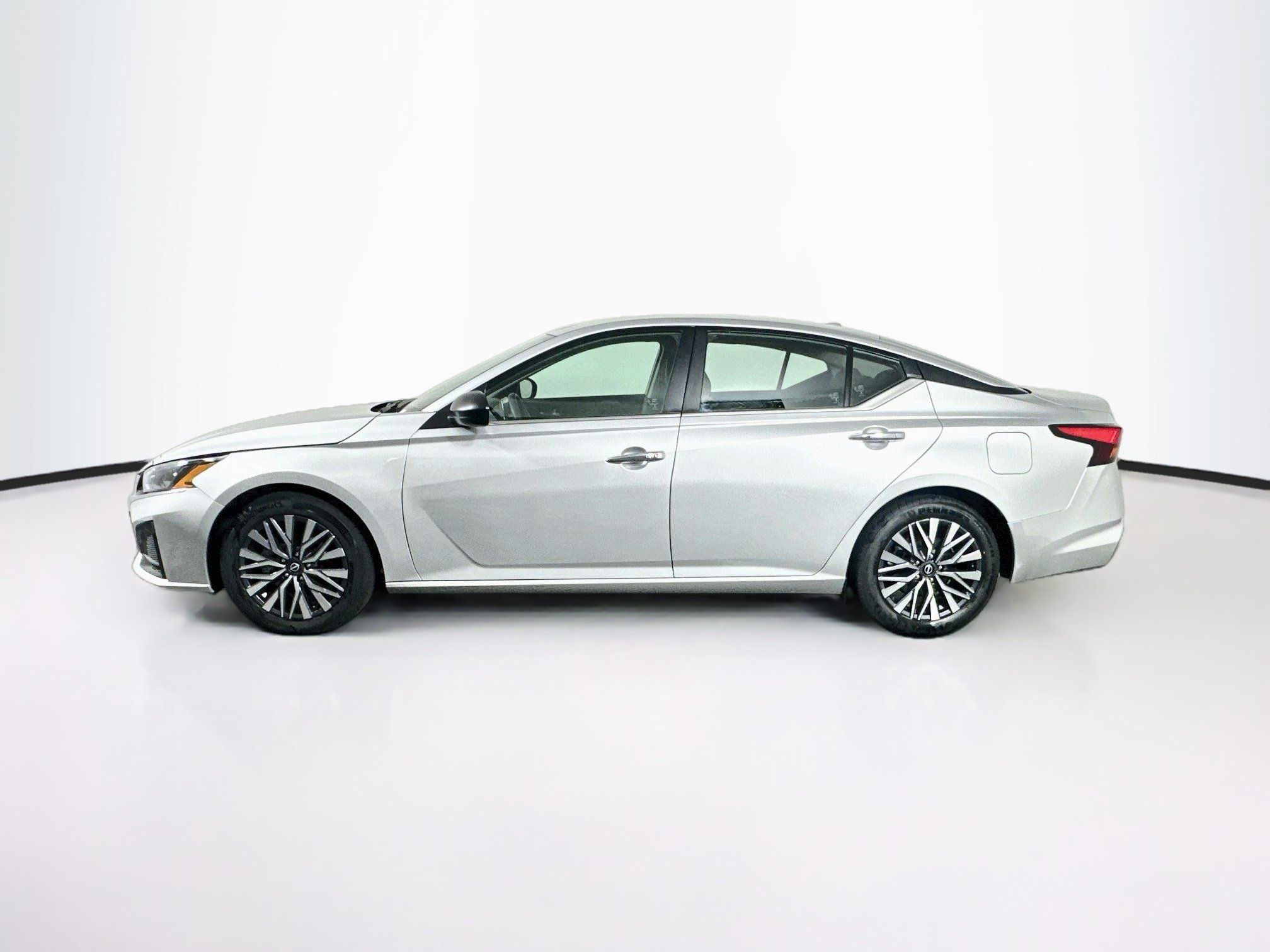 Used 2025 Nissan Altima 2.5 SV FWD image 4