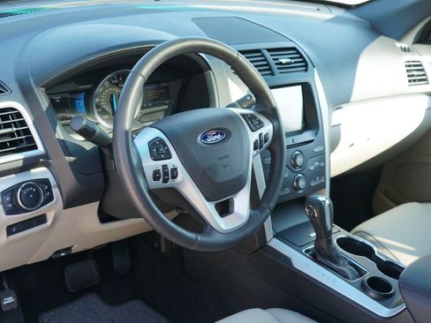 Used 2015 Ford Explorer XLT w/ Equipment Group 202B FWD image 9