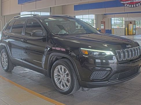 Used 2020 Jeep Cherokee Latitude FWD image 3