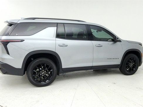 Used 2025 Chevrolet Traverse LT w/ Midnight/Sport Edition image 7