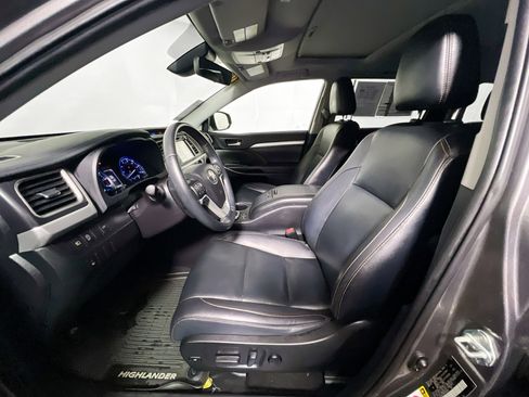 Used 2019 Toyota Highlander XLE image 14