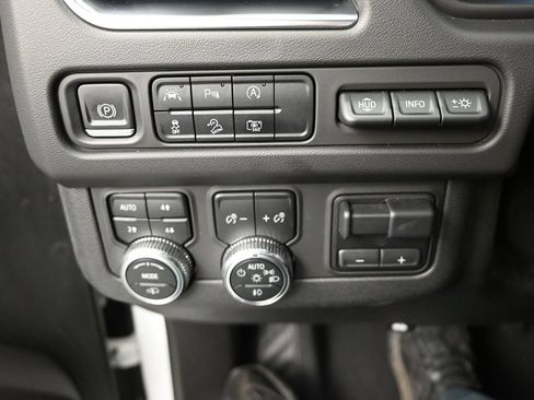 Used 2023 GMC Yukon XL AT4 AWD/4WD image 18