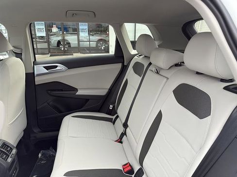 New 2026 Volkswagen Taos SE image 12