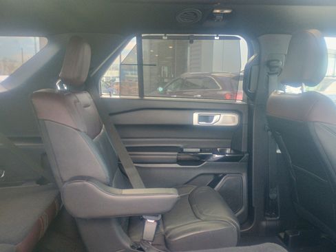 Certified 2022 Ford Explorer Platinum w/ Technology Package image 18