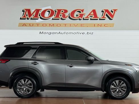 Used 2022 Nissan Pathfinder SV image 2