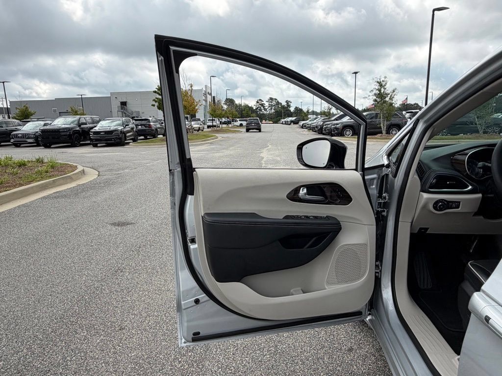 Used 2024 Chrysler Pacifica Limited FWD image 64