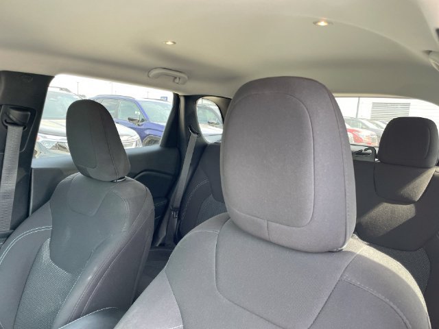 Used 2019 Jeep Cherokee Latitude w/ Popular Appearance Group AWD/4WD image 11